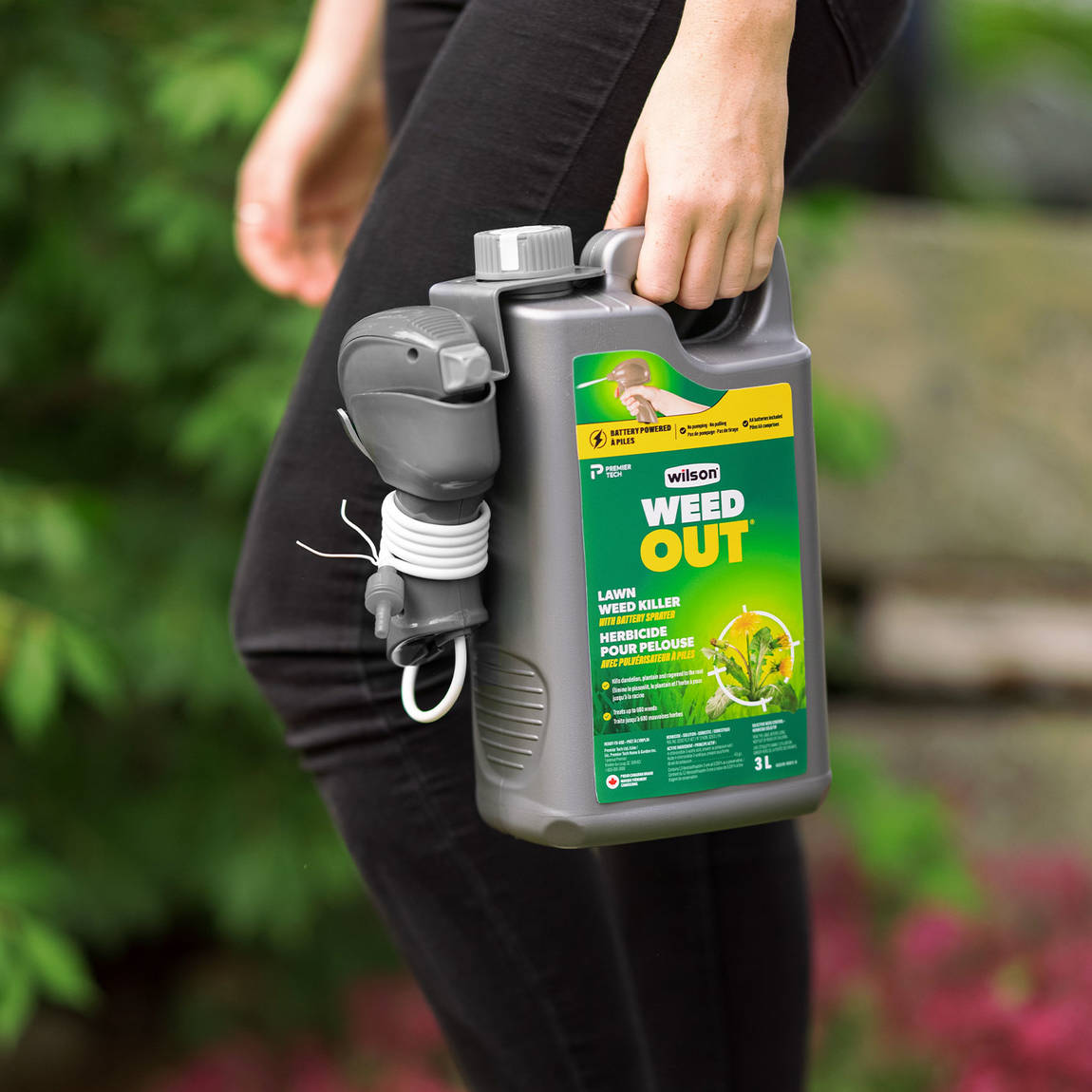 L'herbicide pour pelouse avec pulvérisateur à piles WEED OUT de Wilson vient avec les piles