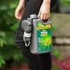 L'herbicide pour pelouse avec pulvérisateur à piles WEED OUT de Wilson vient avec les piles