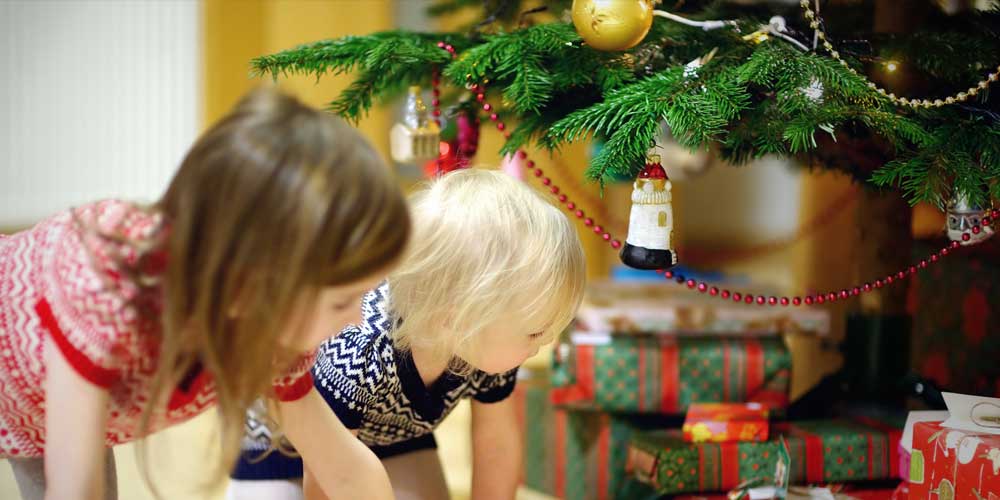 Enfants sous sapin de Noël